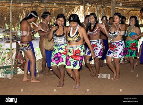 mujeres de la aldea realizar un baile en el poblado indígena embera