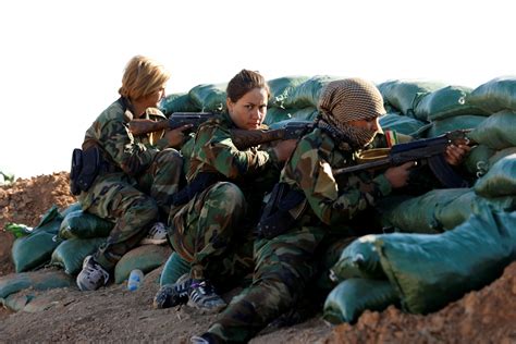war on isis female kurdish peshmerga fighters using