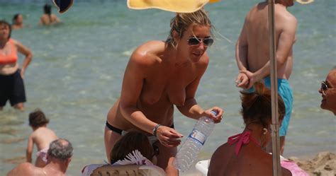 jennifer aniston look a like topless on the public beach beach jerk