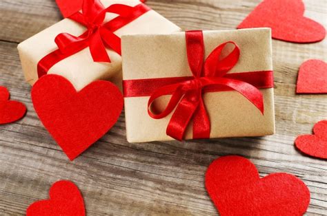 How The Sexes Tackle Valentine’s Day Ts