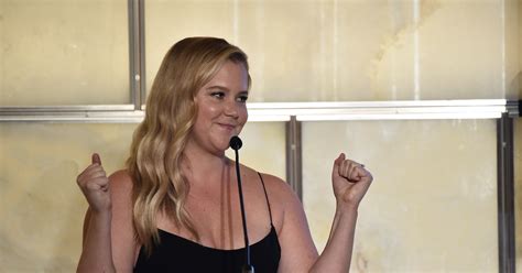 Amy Schumer S First Pregnancy Selfie Continues Her Comedic Approach To