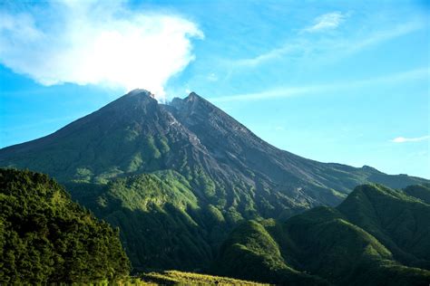 gunung merapi java indonesie mahalocz