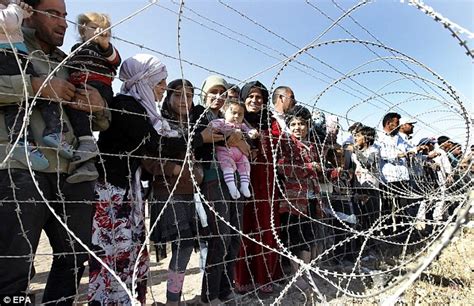 Refugee Crisis Mounts At Turkey S Border As 400k Flee Isis Advance