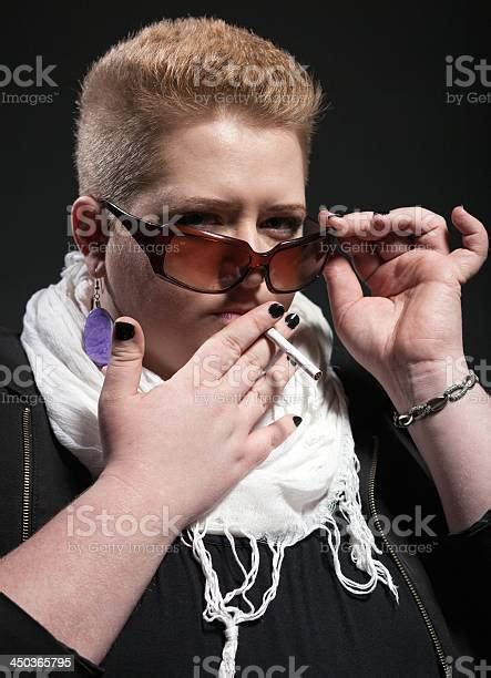 foto de chubby mulher com cabelo curto cigarro de fumo e mais fotos de