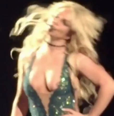 britney spears nipple slips out during las vegas concert photo 12 nude