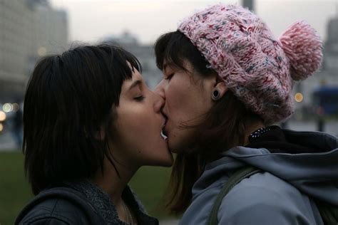 17 things lesbians probably do every single day pinknews · pinknews