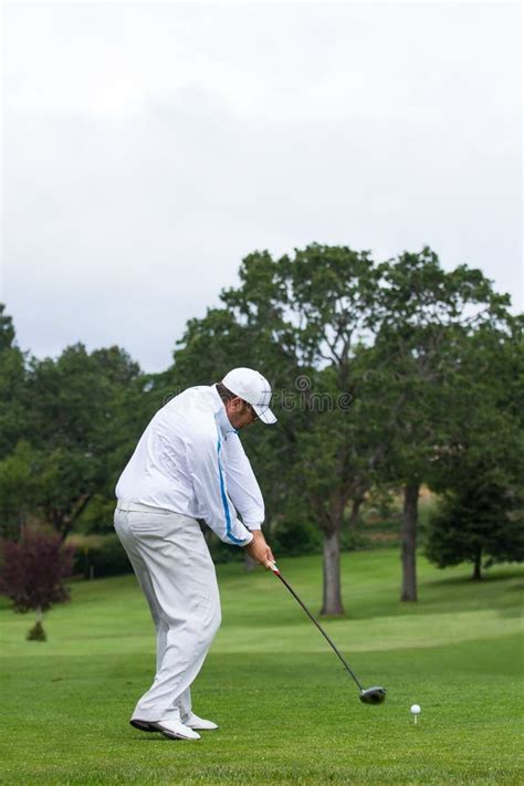 golfspeler drijfbal van  stuk stock foto afbeelding bestaande uit ogenblik snel