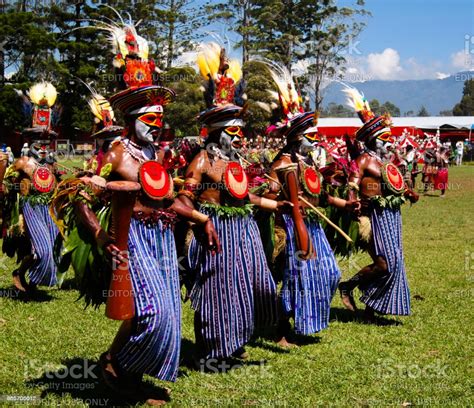 participants of the mount hagen local tribe festival