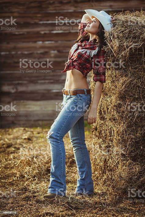 여자 카우보이 모델 끼칠 수 있는 농장 건초 식물에 대한 스톡 사진 및 기타 이미지 건초 식물 라틴 아메리카 히스패닉 민족