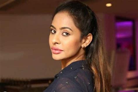 sri reddy says she too was approached by nri couple running tollywood