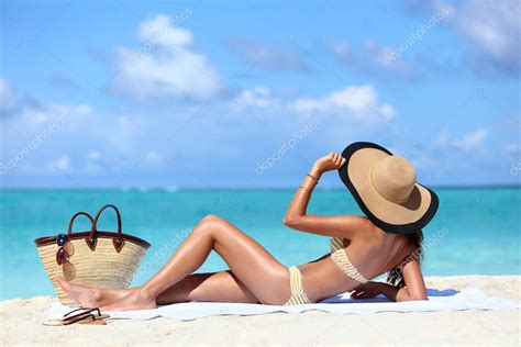 Sexy Mujer Bikini Bronceado Relajante En La Playa Concepto Bronceado