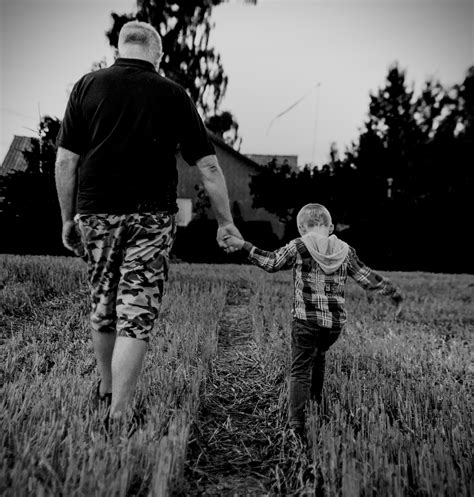 fotos gratis para caminar en blanco y negro gente fotografía padre niño monocromo