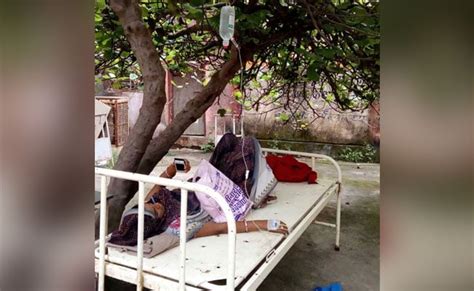 no space inside madhya pradesh hospital treats pregnant woman under tree