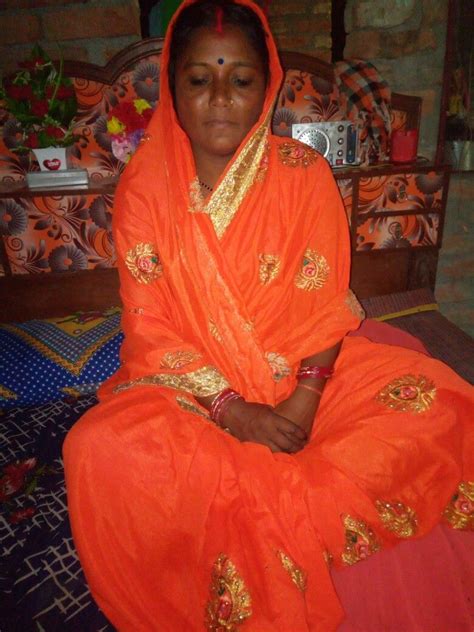 aunty in saree beautiful women over 40 desi quick beauty fashion
