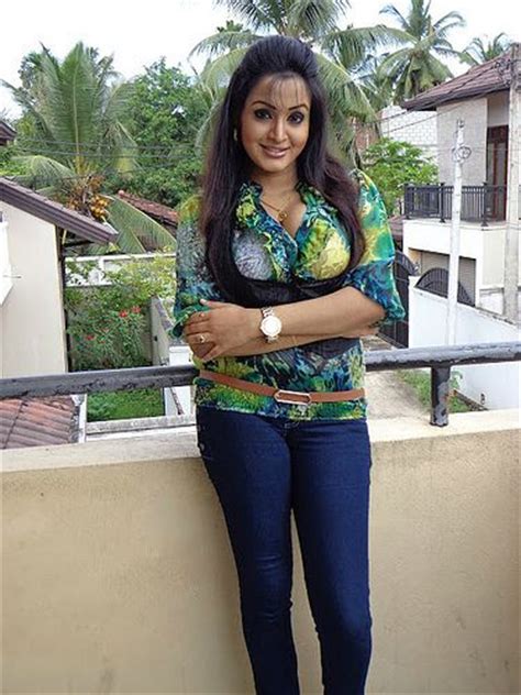 Srilankan Hot Tv Presenter Kaushalya Madhavi Sexy Figure