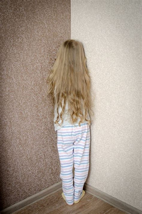 Freches Kleines Mädchen Steht In Der Bestraften Ecke Stockfoto Bild
