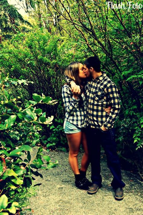 couples kiss forest photography soooo cute