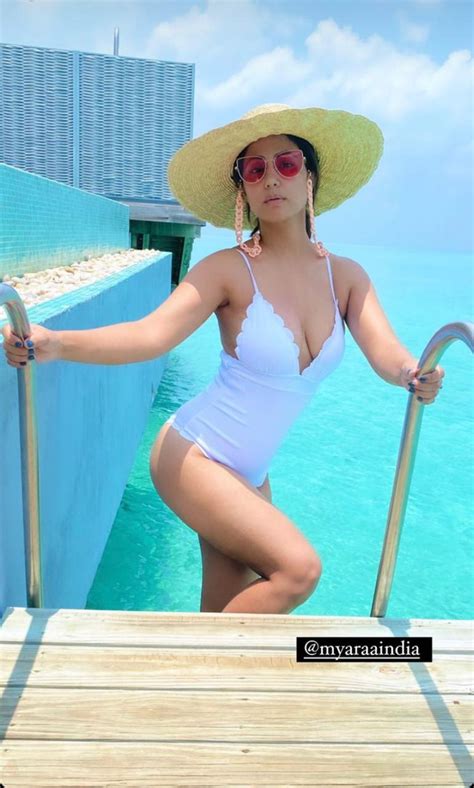 Hina Khan In Bikini Takes Internet By Storm Looks Hot And Sexy In