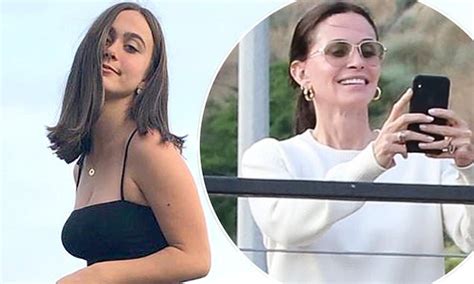courteney cox takes pictures of her lookalike daughter coco arquette on