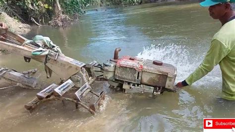 detik detik traktor petani tenggelam  sungai petani indonesia youtube
