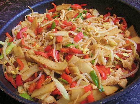 gebratene nudeln mit huhn und gemuese chefkochde
