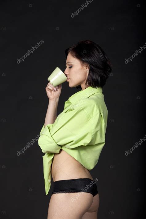 sexy femme buvant café ou thé le matin — photographie igooana © 4213075