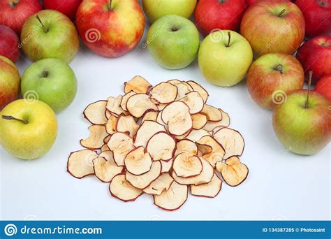 droge die apple plakken door verse appelen op witte achtergrond worden omringd stock afbeelding