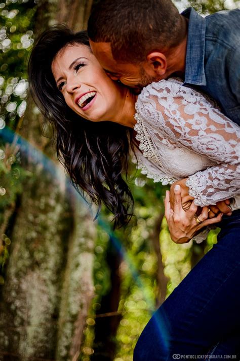 Casal Abraçado E Sorrindo Em Holambra Pint Couple Photos Couples