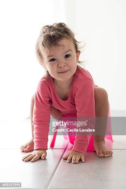 Girl Urinating 個照片及圖片檔 Getty Images