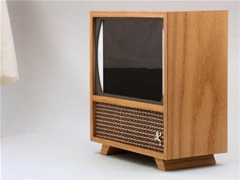 Wooden Case Transforms The Ipad Mini Into A 1950s Tv Set