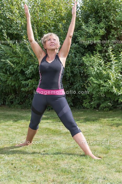 Senior Blond Woman Doing Her Stretches Outdoorの写真素材 [110873902] イメージマート