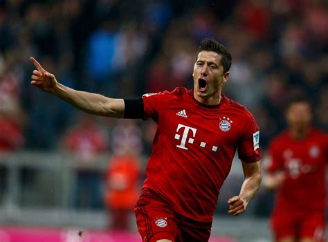 Robert Lewandowski Scores Five Goals in Nine Minutes for