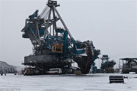 45 000 ton coal mining machine has blade the size of a four storey building daily mail online