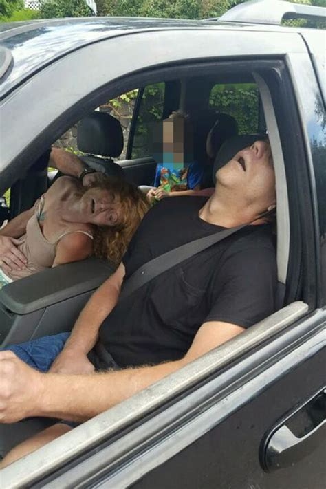 polícia publica fotos de casal desmaiado em carro por overdose de heroína com filho no banco de trás