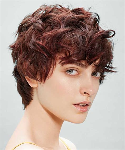 Tagli ricci corti, medi e lunghi. Tagli sfilati capelli corti ricci 2021 nel 2021 | Capelli corti, Tagli