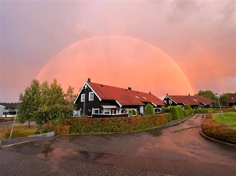foto regnbue regnbuen skapte magisk lys  indre ostfold se lesernes egne spektakulaere bilder