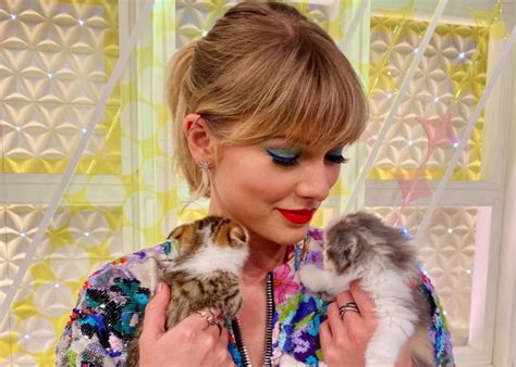 taylor swift promotes social distancing and self quarantining with her