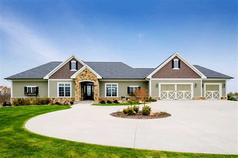 sprawling ranch house plans   noticeable feature   ranch home   sprawling