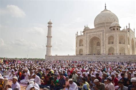 besimtarët myslimanë në botë festojnë bajramin e madh përmes kufizimeve