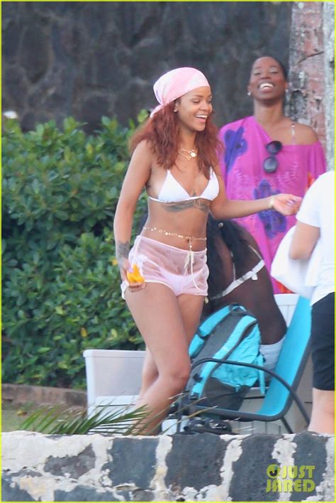 Rihanna Flaunts Her Rockin Body While Vacationing In Hawaii Photo