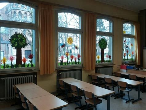 fensterdeko zum fruehling aus handabdruecken mit