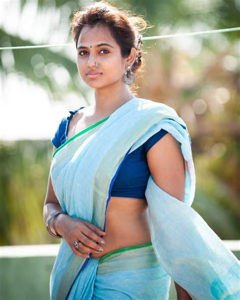 ramya pandian s hot sarees photo shoot pics go viral tamil news