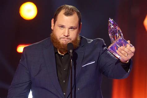 luke combs crowned male vocalist   year    cmas