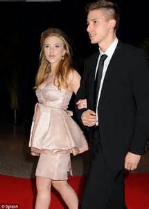 Scarlett Johansson S Twin Brother Hunter Escorts Her To Dinner With The