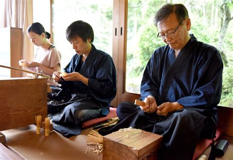 sabun kubo right head of chikumeido his son sayuki center and daughter in law eriko left make