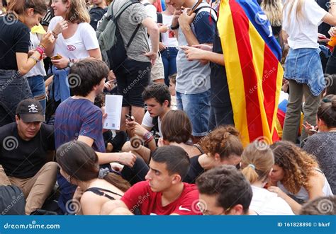 demonstranten met de onafhankelijke catalaanse vlag van estelada tijdens een demonstratie