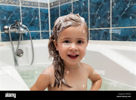 Niedliche Kleine Mädchen Wäscht Ihre Haare Sauberen Kind Nach Dusche