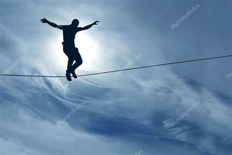 equilibrio del hombre en el concepto de la cuerda de desafio  toma de riesgos fotografia de