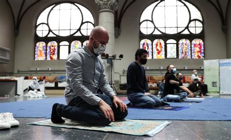 e pazakontë në gjermani myslimanët falen në kishë foto epoka e re