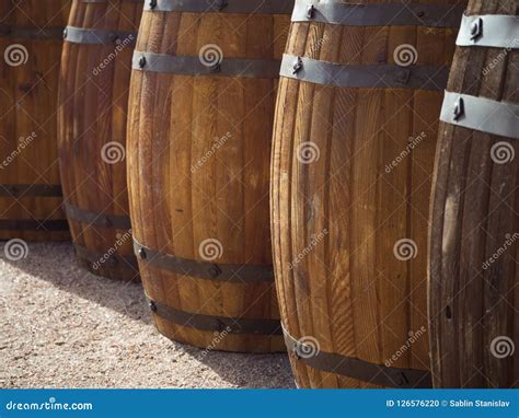 houten vaten op een rij wijnvatten  kelder stock foto image  vaatje gestapeld